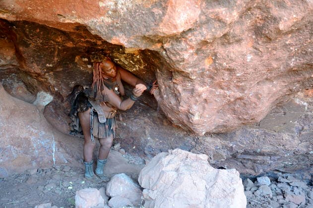 IMAGO Cultures of the world, Himba Volk in Namibia Himba woman collecting ochre with a stone frome a sacred mine, Kaokoland, Namibia October 2015  1531134 EricxBaccega