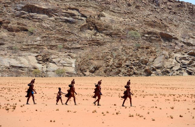 IMAGO Cultures of the world, Himba Volk in Namibia Himba women and child walking in Marienfluss Valley, Kaokoland Desert. Namibia October 2015  1531140 EricxBaccega
