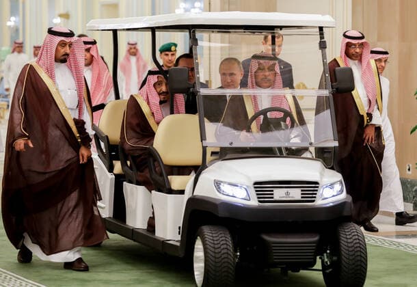 Bilder des Jahres 2019, News 10 Oktober News Themen der KW42 News Bilder des Tages RIYADH, SAUDI ARABIA â€“ OCTOBER 14, 2019: King Salman bin Abdulaziz Al Saud of Saudi Arabia and Russia s President Vladimir Putin (L-R back) before Russian-Saudi talks at the Al-Yamamah Royal Palace. Mikhail Metzel TASS  TS0BED48