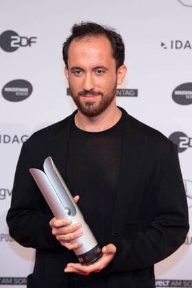 Preistraeger Igor LEVIT, Pianist, Instrumentalist des Jahres (Klavier), praesentiert seinen Preis, Preisverleihung des Opus Klassik 2019 durch den Verein zur Foerderung der Klassischen Musik e.V. und das ZDF, im Konzerthaus Berlin am 13.10.2019.