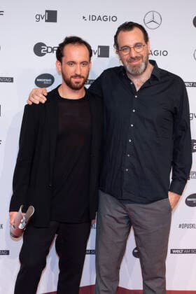 Preistraeger Igor LEVIT, Pianist, Instrumentalist des Jahres (Klavier), Laudator Chilly GONZALES, Musiker, Pianist, praesentiert seinen Preis, Preisverleihung des Opus Klassik 2019 durch den Verein zur Foerderung der Klassischen Musik e.V. und das ZDF, im Konzerthaus Berlin am 13.10.2019.