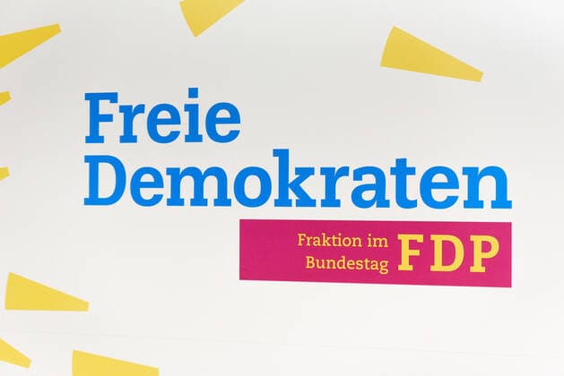 Feature Fraktionen im Bundestag Deutschland, Berlin - 15.10.2019: Im Bild ist das Logo der fdp Fraktion im Bundestag an der Pressewand zu sehen. Berlin Bundestag Berlin Deutschland