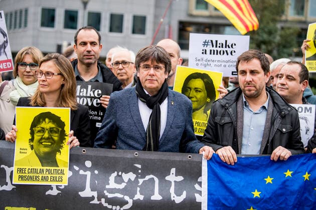 Bilder des Jahres 2019, News 10 Oktober News Themen der KW42 Catalan leader in exile Carles Puigdemont (C) pictured during a Catalan protest in Brussels after Spain s Supreme Court sentenced nine separatist leaders from Catalonia, Tuesday 15 October 2019.  JASPERxJACOBS 05687081