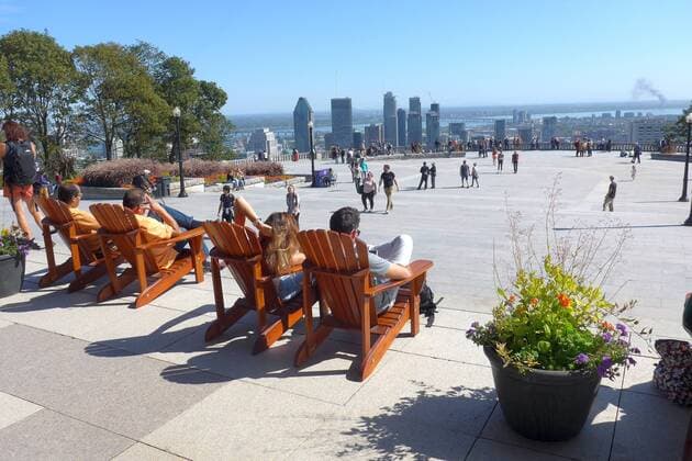 Die Aussichtsplattform des Berges Mont Royal im kanadischen Montreal unterhalb des Chalet du Mont-Royal. Hier hat man einen weiten Blick auf die Wolkenkratzer der Millionenstadt.