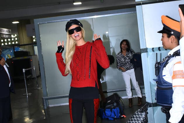 Paris Hilton arrives at Mexico City Airport MEXICO CITY, MEXICO - OCTOBER 15: Socialite Paris Hilton arrives at Mexico City airport from Los Angeles to launch her new perfume ˜Electrify™ on October 15, 2019 in Mexico City, Mexico  Copyright: xCarlosxTischlerx EYE_4650