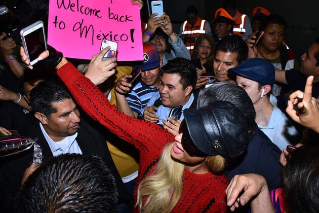 Paris Hilton arrives at Mexico City Airport MEXICO CITY, MEXICO - OCTOBER 15: Socialite Paris Hilton arrives at Mexico City airport from Los Angeles to launch her new perfume ˜Electrify™ on October 15, 2019 in Mexico City, Mexico  Copyright: xCarlosxTischlerx EYE_4902