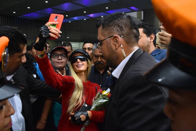 Entertainment Bilder des Tages Paris Hilton arrives at Mexico City Airport MEXICO CITY, MEXICO - OCTOBER 15: Socialite Paris Hilton arrives at Mexico City airport from Los Angeles to launch her new perfume ˜Electrify™ on October 15, 2019 in Mexico City, Mexico  Copyright: xCarlosxTischlerx EYE_5116