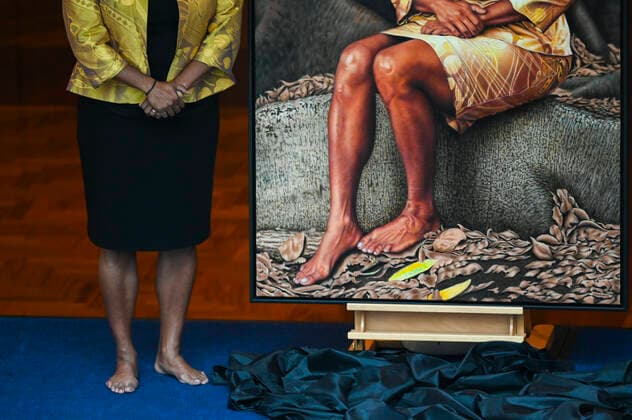 News Bilder des Tages NOVA PERIS PORTRAIT UNVEILING, Former Labor senator Nova Peris poses for a photograph with her bare feet next to her official portrait at Parliament House in Canberra, Wednesday, October 16, 2019. ( NO ARCHIVING, EDITORIAL USE ONLY, NO USE IN BOOKS WITHOUT CONSENT CANBERRA ACT AUSTRALIA  Copyright: xLUKASxCOCHx 20191016001426862394