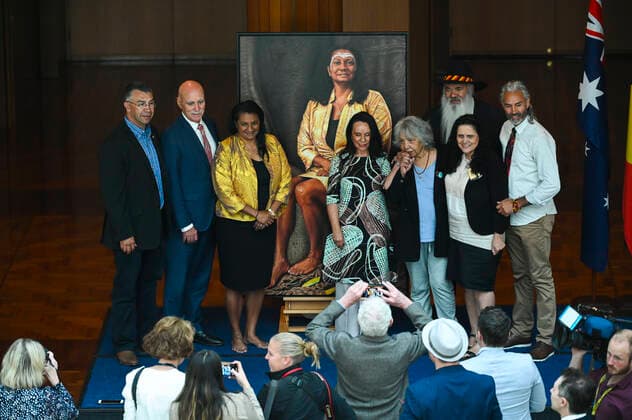 NOVA PERIS PORTRAIT UNVEILING, Attendees take pictures of former Labor senator Nova Peris next to her official portrait at Parliament House in Canberra, Wednesday, October 16, 2019. ( NO ARCHIVING, EDITORIAL USE ONLY, NO USE IN BOOKS WITHOUT CONSENT CANBERRA ACT AUSTRALIA  Copyright: xLUKASxCOCHx 20191016001426872968