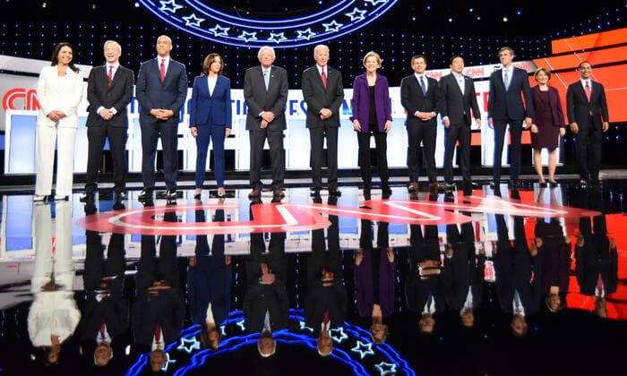 Bilder des Jahres 2019, News 10 Oktober News Themen der KW42 News Bilder des Tages Democratic presidential candidates take the stage prior to the CNN New York Times Democratic Debate on the campus of Otterbein University in Westerville, Ohio on Tuesday, October 15, 2019. Candidates include former Vice President Joe Biden; New Jersey Sen. Cory Booker; Mayor Pete Buttigieg of South Bend, Indiana; former Housing Secretary Juli?n Castro; California Sen. Kamala Harris; Minnesota Sen. Amy Klobuchar; former Texas Rep. Beto O Rourke; Massachusetts Sen. Elizabeth Warren; and entrepreneur Andrew Yang, billionaire Tom Steyer and Hawaii Rep. Tulsi Gabbard.  DEM20191015110 ROBERTxMOORHEAD