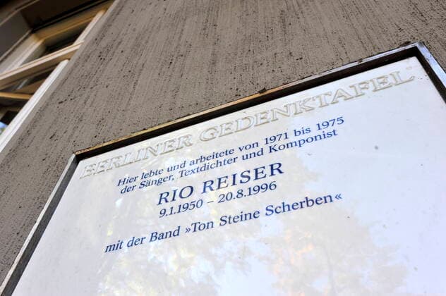 Berliner Gedenktafel für Rio Reiser am Tempelhofer Ufer 32 in Berlin. Dort lebte der Sänger von 1971 bis 1975 mit seiner Band Ton Steine Scherben. Gedenktafel für Rio Reiser