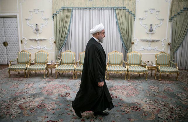Bilder des Jahres 2019, News 10 Oktober News Themen der KW42 News Bilder des Tages Iran, Hassan Rohani empfängt Naledi Pandor (191016) -- TEHRAN, Oct. 16, 2019 -- Iranian President Hassan Rouhani arrives for his meeting with visiting South African Minister of International Relations and Cooperation Naledi Pandor at the Presidential Palace in Tehran, Iran, on Oct. 16, 2019. (Photo by Xinhua) IRAN-TEHRAN-ROUHANI-SOUTH AFRICA-PANDOR-MEETING AhmadxHalabisaz 