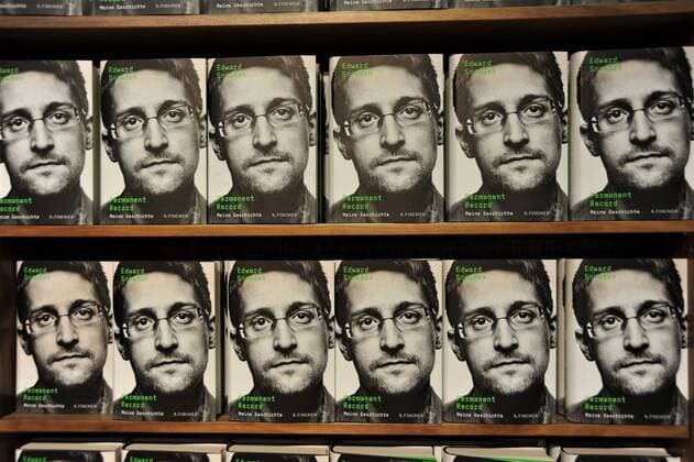 Frankfurter Buchmesse 2019, von 16. bis 20.10.2019 in Frankfurt am Main. Foto: Edward Snowden, Buchtitel - Permanent Record bzw Meine Geschichte, erschienen im S.Fischer Verlag *** Frankfurt Book Fair 2019, from 16 to 20 10 2019 in Frankfurt am Main Photo Edward Snowden, book title Permanent Record or Meine Geschichte, published by S Fischer Verlag