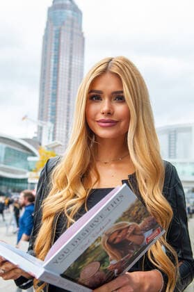 17.10.2019 xesxFrankfurt am Main Buchmesse Frankfurt 2019 Pamela Reif ist 23, Influencerin und hat ihr zweites Buch veröffentlicht - You deserve this und stellte es gestern bei der Buchmesse vor. *** 17 10 2019 xesxFrankfurt am Main Book Fair Frankfurt 2019 Pamela Reif is 23, influencer and has published her second book You deserve this and introduced it yesterday at the Book Fair Frankfurt 2019 Pamela Reif is 23, influencer and has published her second book You deserve this and presented it yesterday at the Book Fair