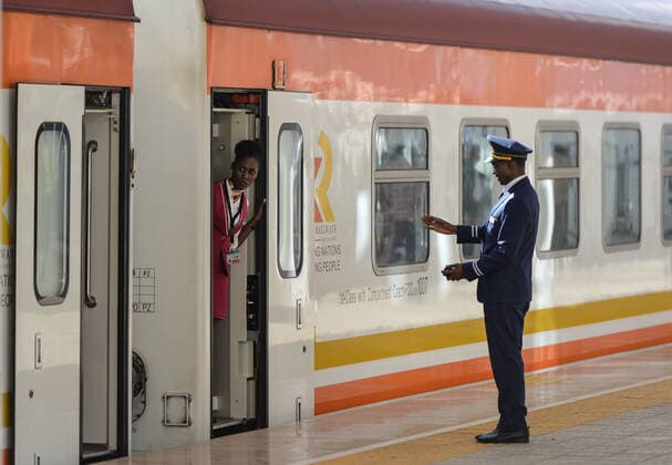 Bilder des Jahres 2019, News 10 Oktober News Themen der KW42 (191017) -- NAIROBI, Oct. 17, 2019 -- Crew members work at Maai Mahiu Station on the Nairobi-Naivasha Standard Gauge Railway (SGR) in Kenya, Oct. 16, 2019. ) Xinhua Headlines: New modern rail opens up line of Kenyan hinterland s prosperity LixYan 