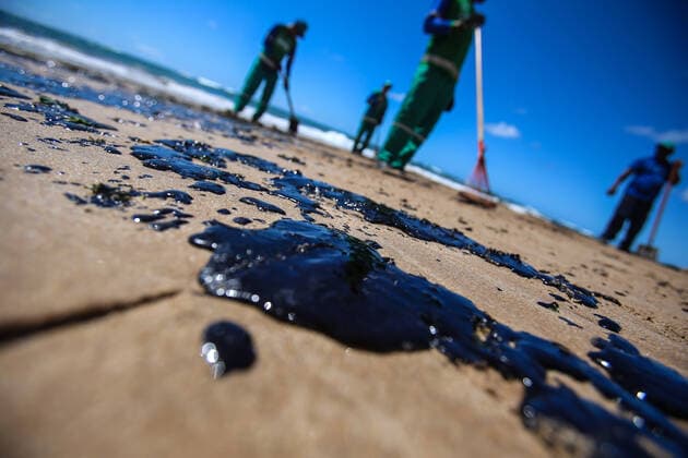 Bilder des Jahres 2019, News 10 Oktober News Themen der KW42 SALVADOR, BA - 17.10.2019: MANCHAS DE OLÉO NAS PRAIAS DE SALVADOR - The oil that spread on the northeastern coast hit yet another beach in Salvador. This time, the target was Pituba Beach. The oil pellets were found on the edge of the neighborhood on the morning of Wednesday (17), in a stretch of about 800 meters at the height of Piaui and Pará streets. Cleaning agents work cleaning the beaches in Salvador, Bahia, Brazil. x1814184x  TiagoxCaldas