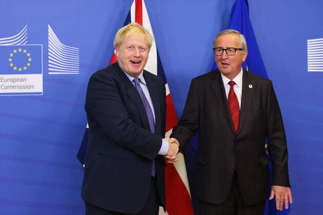 Bilder des Jahres 2019, News 10 Oktober News Themen der KW42 News Bilder des Tages (191017) -- BRUSSELS, Oct. 17, 2019 -- British Prime Minister Boris Johnson (L) shakes hands with President of the European Commission Jean-Claude Juncker during a press conference at the European Commission headquarters in Brussels, Belgium, Oct. 17, 2019. The European Union and Britain have reached a new Brexit deal, Jean-Claude Juncker said Thursday on his twitter account. ) BELGIUM-BRUSSELS-EU-BREXIT-PRESS CONFERENCE ZhengxHuansong 