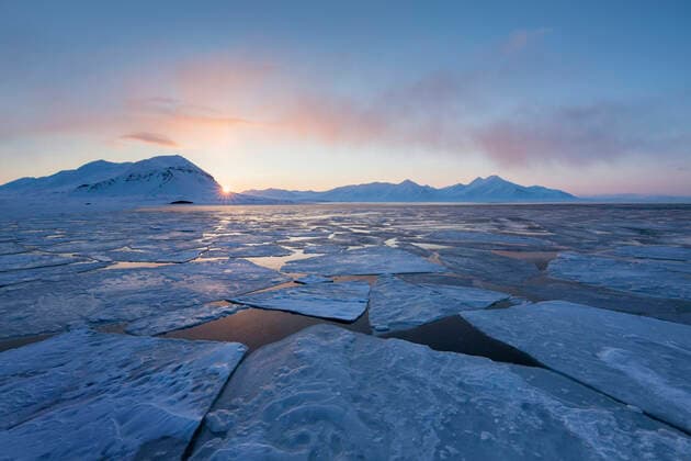 IMAGO Nature: Unsere Erde, Klimawandel, Arktische und Antarktische Eisschmelze First midnight sun in late winter at Isfjorden, Spitsbergen, Svalbard, Norway, April Taken on the day of the first midnight sun of the year.  1559295 IngoxArndt