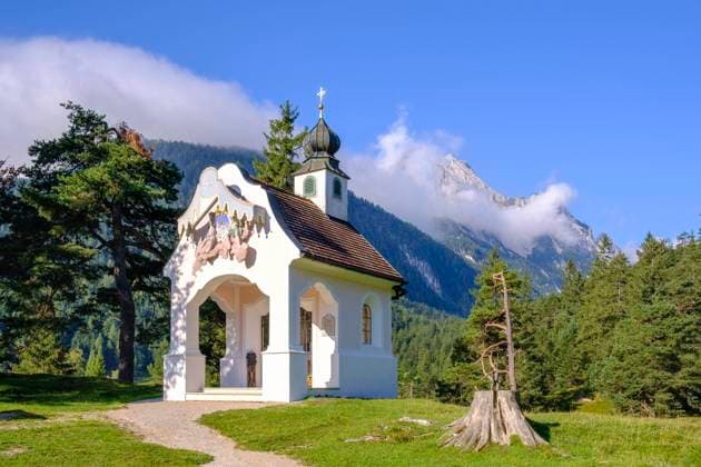  Kapelle Maria Königin am Lautersee, bei Mittenwald, Werdenfelser Land, Wettersteingebirge, Oberbayern, Bayern, Deutschland, Europa *** Chapel Maria Königin am Lautersee, near Mittenwald, Werdenfelser Land, Wettersteingebirge, Upper Bavaria, Bavaria, Germany, Europe Copyright: imageBROKER/MartinxSiepmann ibxman05046739.jpg
