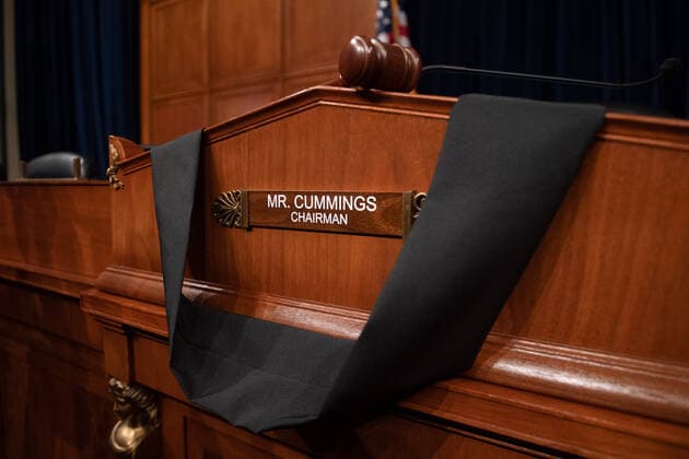 Bilder des Jahres 2019, News 10 Oktober News Themen der KW42 News Bilder des Tages Black bunting is displayed at Chairman Rep. Elijah Cummings, D-MD, seat in the House Committee on Oversight and Government Reform hearing room on Capitol Hill in Washington, DC on Thursday, October 17, 2019. Cummings died early this morning at the age of 68 following longterm health issues.  WAP20191017339 KEVINxDIETSCH