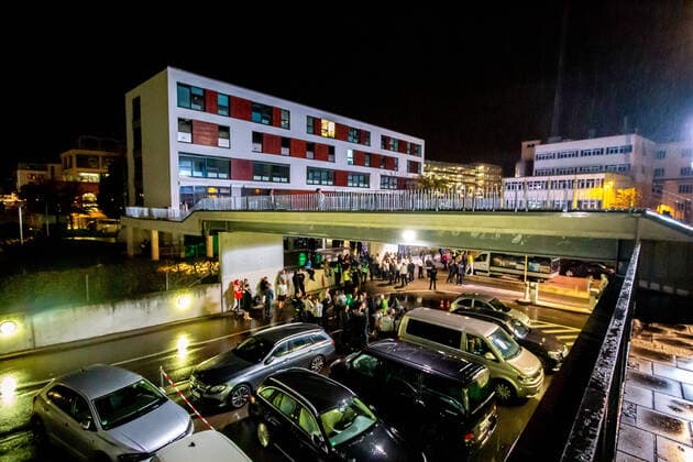 Bombendrohung während Deutschrap-Konzert: MERO muss Konzert in der Ludwigsburger MHP-Arena abbrechen - Rap-Star verlässt fluchtartig die Location Im Zusammenhang mit einem Konzert in der MHP Arena in Ludwigsburg ging am Donnerstagabend bei der Rettungsleitstelle in Stuttgart telefonisch eine Drohung ein. Aufgrund des Wortlauts war nicht von einer ernsten Bedrohungssituation auszugehen. In Absprache mit den Veranstaltern wurde das Konzert verkürzt. Die Konzertbesucher haben die ausverkaufte Veranstaltung geordnet gegen 21.15 Uhr verlassen. Im Anschluss wurde der Veranstlatungsraum von der Polizei mit negativem Ergebnis durchsucht. , 71636 Ludwigsburg, Deutschland Copyright: 7aktuellx xMaxxKurrer