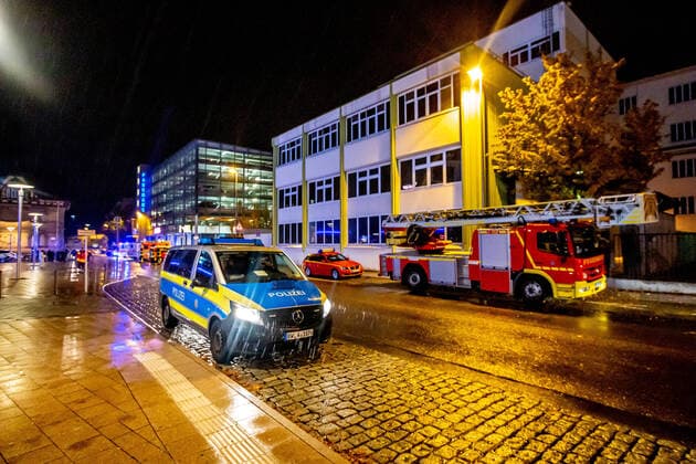 Bombendrohung während Deutschrap-Konzert: MERO muss Konzert in der Ludwigsburger MHP-Arena abbrechen - Rap-Star verlässt fluchtartig die Location Im Zusammenhang mit einem Konzert in der MHP Arena in Ludwigsburg ging am Donnerstagabend bei der Rettungsleitstelle in Stuttgart telefonisch eine Drohung ein. Aufgrund des Wortlauts war nicht von einer ernsten Bedrohungssituation auszugehen. In Absprache mit den Veranstaltern wurde das Konzert verkürzt. Die Konzertbesucher haben die ausverkaufte Veranstaltung geordnet gegen 21.15 Uhr verlassen. Im Anschluss wurde der Veranstlatungsraum von der Polizei mit negativem Ergebnis durchsucht. , 71636 Ludwigsburg, Deutschland Copyright: 7aktuellx xMaxxKurrer