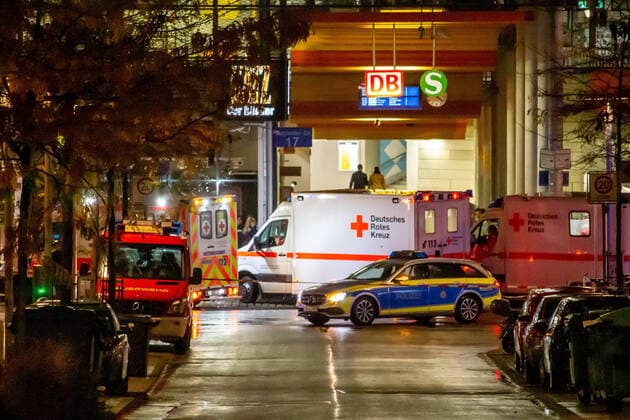 Bombendrohung während Deutschrap-Konzert: MERO muss Konzert in der Ludwigsburger MHP-Arena abbrechen - Rap-Star verlässt fluchtartig die Location Im Zusammenhang mit einem Konzert in der MHP Arena in Ludwigsburg ging am Donnerstagabend bei der Rettungsleitstelle in Stuttgart telefonisch eine Drohung ein. Aufgrund des Wortlauts war nicht von einer ernsten Bedrohungssituation auszugehen. In Absprache mit den Veranstaltern wurde das Konzert verkürzt. Die Konzertbesucher haben die ausverkaufte Veranstaltung geordnet gegen 21.15 Uhr verlassen. Im Anschluss wurde der Veranstlatungsraum von der Polizei mit negativem Ergebnis durchsucht. , 71636 Ludwigsburg, Deutschland Copyright: 7aktuellx xMaxxKurrer