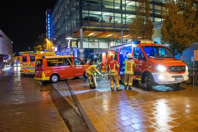 News Bilder des Tages Bombendrohung während Deutschrap-Konzert: MERO muss Konzert in der Ludwigsburger MHP-Arena abbrechen - Rap-Star verlässt fluchtartig die Location LUDWIGSBURG: Im Zusammenhang mit einem Konzert in der MHP Arena in Ludwigsburg ging am Donnerstagabend bei der Rettungsleitstelle in Stuttgart telefonisch eine Drohung ein. Aufgrund des Wortlauts war nicht von einer ernsten Bedrohungssituation auszugehen. In Absprache mit den Veranstaltern wurde das Konzert verkürzt. Die Konzertbesucher haben die ausverkaufte Veranstaltung geordnet gegen 21.15 Uhr verlassen. Im Anschluss wurde der Veranstlatungsraum von der Polizei mit negativem Ergebnis durchsucht. (Polizei) , 71636 Ludwigsburg, Deutschland Copyright: 7aktuellx xNilsxReeh