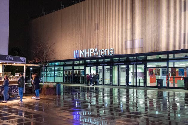 Bombendrohung während Deutschrap-Konzert: MERO muss Konzert in der Ludwigsburger MHP-Arena abbrechen - Rap-Star verlässt fluchtartig die Location LUDWIGSBURG: Im Zusammenhang mit einem Konzert in der MHP Arena in Ludwigsburg ging am Donnerstagabend bei der Rettungsleitstelle in Stuttgart telefonisch eine Drohung ein. Aufgrund des Wortlauts war nicht von einer ernsten Bedrohungssituation auszugehen. In Absprache mit den Veranstaltern wurde das Konzert verkürzt. Die Konzertbesucher haben die ausverkaufte Veranstaltung geordnet gegen 21.15 Uhr verlassen. Im Anschluss wurde der Veranstlatungsraum von der Polizei mit negativem Ergebnis durchsucht. (Polizei) , 71636 Ludwigsburg, Deutschland Copyright: 7aktuellx xNilsxReeh