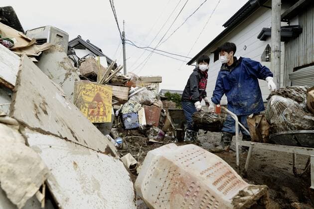 Bilder des Jahres 2019, News 10 Oktober News Themen der KW42 News Bilder des Tages Aftermath of Typhoon Hagibis in Japan Junior high school students clean up in Nagano, central Japan, on Oct. 18, 2019, after the area was inundated by Typhoon Hagibis. 
