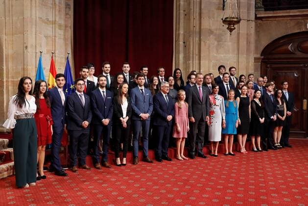 Spain s King Felipe VI (8-R) and Queen Letizia (7-R) and her daughters Crown Princess Leonor (9-R) and Princesss Sofia (6-R) pose for a family photo during a reception in the framework of Princess of Asturias awarding ceremony in Oviedo, northern Spain, 18 October 2019. Princess of Asturias Awards will be handed in a ceremony held at Campoamor Theater later today. Events in the framework of Princess of Asturias awarding ceremony !ACHTUNG: NUR REDAKTIONELLE NUTZUNG!  Copyright: xBallesterosx GRAF2295 20191018-637069959078441798