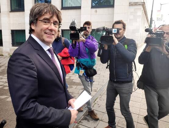 News Bilder des Tages Former Catalan regional President Carles Puigdemont, who escaped to Belgium back in 2017 to avoid Spanish Justice, is seen after Puigdemont gave in voluntarily to Belgian authorities in relation to a European Arrest Warrant ordered four days before by the Spanish Supreme Court in Brussels, Belgium, 18 October 2019. The Spanish Supreme Court ordered a European Arrest Warrant against Puigdemont after the announcement of the sentence of Catalan leaders for sedition and embezzlement for holding an illegal referendum on 01 October 2017. Judge Llarena, in charge of the so-called proces trial has announced he will inform Belgian authorities that Puigdemont is not immune as he is not a European MP. Puigdemont gives in to Belgian authorities !ACHTUNG: NUR REDAKTIONELLE NUTZUNG!  Copyright: xJavierxAlbisux GRAF2305 20191018-637069976933910762