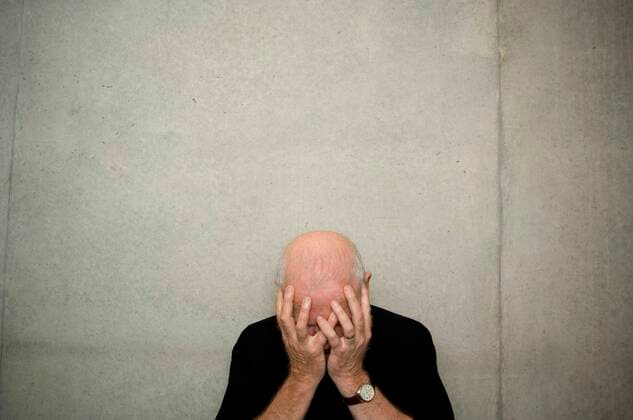 IMAGO Creative: Gesundheit, Demenz Old man holding hands to face in despair.,model released, Symbolfoto 02E23194