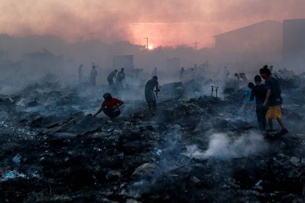Bilder des Jahres 2019, News 10 Oktober News Themen der KW42 News Bilder des Tages (191018) -- NAVOTAS CITY, Oct. 18, 2019 (Xinhua) -- Residents look for their belongings through their charred homes after a fire at a residential area in Navotas City, the Philippines, Oct. 18, 2019. According to the Navotas City Disaster Risk Reduction Management Office, around 200 shanties were razed in the fire. (Xinhua Rouelle Umali) PHILIPPINES-NAVOTAS CITY-FIRE-AFTERMATH 