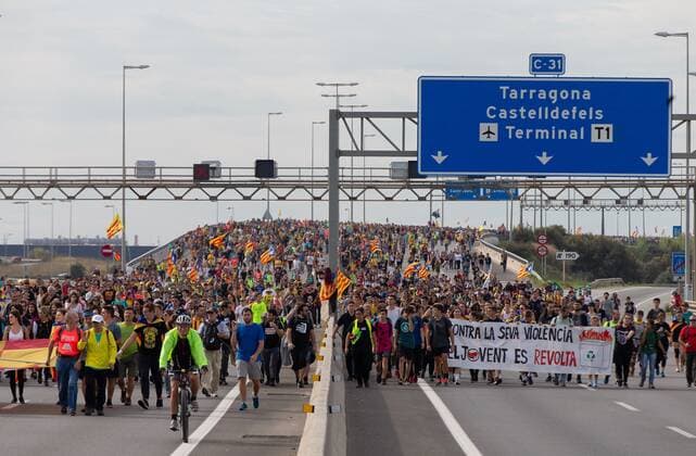 Bilder des Jahres 2019, News 10 Oktober News Themen der KW42 News Bilder des Tages Hundreds of people called by the so-called Committees for the Defense of the Republic (CDR) march from Casteldefels (Barcelona province) to Barcelona city in Catalonia, Spain, during the general strike called for 18 October 2019, as a protest against the sentence that condemns Catalan leaders to 9, 11, 12 and 13 years imprisonment for sedition, and in some cases embezzlement, for holding an illegal referendum on 01 October 2019. General strike in Catalonia !ACHTUNG: NUR REDAKTIONELLE NUTZUNG!  Copyright: xENRICxFONTCUBERTAx GRAFCAT5781 20191018-637070014144514943
