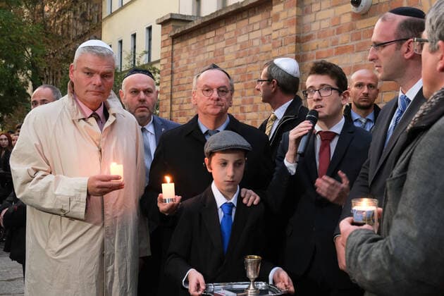 Anschlag auf die Jüdische Synagoge in Halle(Saale). Bei einem Angriff eines rechtsextremen Täters auf die Synagoge in Halle sind zwei Menschen erschossen worden, einer vor der Synagoge und einer vor einem Döner-Restaurant.Am Freitag Abend kommen viele Einwohner zum Gedenken und um mit der jüdischen Gemeinde den Beginn des Sabbat zu feiern.Unter ihnen Innenminister von Sachsen-Anhalt Holger Stahlknecht,Gemeindevorsteher Max Privorozki und Ministerpräsident Reiner Haseloff(vlnr).