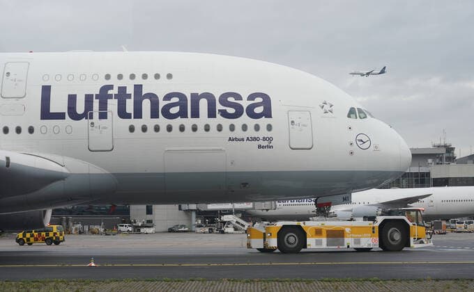 A380 der Lufthansa am Frankfurter Flughafen am Flugzeugschlepper - Frankfurt 16.10.2019: Eichwaldschule Schaafheim am Frankfurter Flughafen