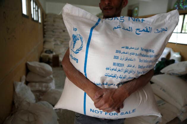 IMAGO Nature: Unsere Erde, Umweltprobleme, Welthunger (191018) -- YEMEN, Oct. 18, 2019 -- A Yemeni conflict-affected man carries food received from the World Food Programme (WFP) at a distributing center in Sanaa, Yemen, on Oct. 18, 2019. A WFP official on Tuesday said in Geneva that more than 800 million people, one in nine people globally, are unable to meet their basic food requirements not just today but day after day in their lives. (Photo by Xinhua) YEMEN-SANAA-HUNGER MohammedxMohammed 