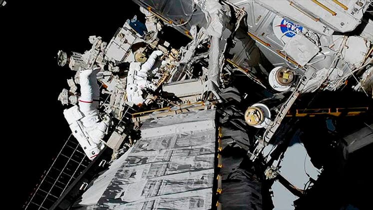 Bilder des Jahres 2019, News 10 Oktober News Themen der KW42 News Bilder des Tages October 18, 2019, Earth Atmosphere: U.S. astronauts CHRISTINA KOCH and JESSICA MEIR made history on Friday when they conducted the first ever all-female spacewalk outside the International Space Station. This image taken from shows Christina Koch, left foreground, suit with red stripe, and Jessica Meir, suit with no stripes replaced a failed battery charge-discharge unit with a new one during a 7-hour, 17-minute spacewalk. Earth Atmosphere  - ZUMA 20191018_int_z03_001 Copyright: xNASAxTVx