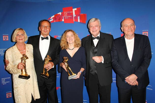 Claudia Dillmann, Ellen M.Harrington und Nikolaus Hensel vom Deutschen Filminstitut & Filmmuseum (DFF) mit Volker Bouffier und Hanns Zischler bei der Verleihung Hessischer Film- und Kinopreis am 18.10.2019 in Frankfurt a. Main Hessischer Filmpreis 2019 in Frankfurt