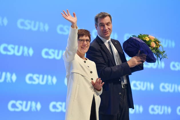 Bilder des Jahres 2019, News 10 Oktober News Themen der KW42 News Bilder des Tages Annegret KRAMP KARRENBAUER (CDU Vorsitzende) winkt nach ihrer Rede zu den Delegierten. re:Markus SOEDER (Ministerpraesident Bayern und CSU Vorsitzender). CSU Parteitag 2019 am 19.10.2019 in Muenchen Olympiahalle. *** Annegret KRAMP KARRENBAUER CDU Chairwoman waves after her speech to delegates re Markus SOEDER State Premier Bavaria and CSU Chairwoman CSU Party Congress 2019 on 19 10 2019 in Munich Olympic Hall