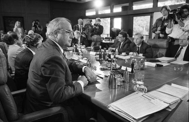 Deutschland, Bonn, 05.07.1989. Archiv-Nr.: 06-33-33 Sitzung des Bundeskabinetts Foto: Bundeskanzler Helmut Kohl Sitzung des Bundeskabinetts *** Germany, Bonn, 05 07 1989 Archive No 06 33 33 33 Meeting of the Federal Cabinet Photo Federal Chancellor Helmut Kohl Meeting of the Federal Cabinet