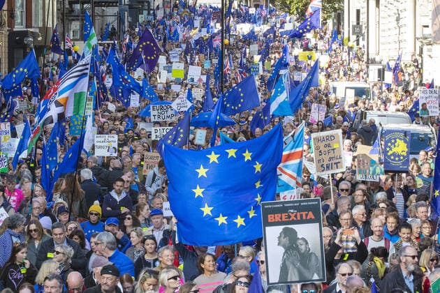 Bilder des Jahres 2019, News 10 Oktober News Themen der KW42 News Bilder des Tages October 19, 2019, London, London, UK: London, UK. Thousands of protesters join the People s Vote Final Say march through London. MPs will debate Prime Minister Boris Johnson s proposed Brexit deal in parliament today, the first Saturday sitting of the Commons since the Falklands conflict. London UK  - ZUMAl94_ 20191019_zaf_l94_044 Copyright: xRobxPinneyx