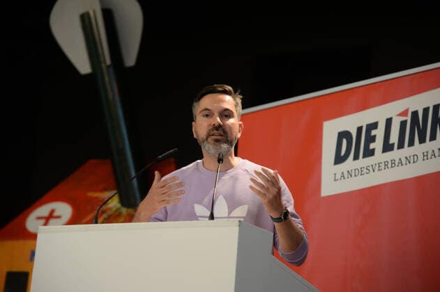 Hamburg, 19.10.2019 Fabio de Masi, der Hamburger Bundestagsabgeortnete spricht auf dem Parteitag. Die Partei DIE LINKE beim 6. Landesparteitag im Musiksaal des DGB im Besenbinderhof. Es wurde das Wahlprogramm zur Bürgerschaftswahl 2020 mit dem Titel Wem gehört die Stadt? - Das solidarische Hamburg erkämpfen! Landesparteitag DieLinke Hamburg, Hamburg Hamburg Deutschland *** Hamburg, 19 10 2019 Fabio de Masi, the Hamburg member of the Bundestag speaks at the party conference The Left Party at the 6th state party conference in the music hall of the DGB in the Besenbinderhof The election programme for the 2020 citizens election was drawn up with the title Whom does the city belong The Hamburg Party of Solidarity Struggle for Solidarity DieLinke Hamburg, Hamburg Hamburg Hamburg Germany