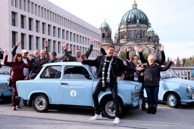 Bilder des Jahres 2019, Entertainment 10 Oktober Entertainment Themen der Woche KW42 Entertainment Bilder des Tages David Hasselhoff hupt mit Trabi-Fahrern Looking for Freedom anlässlich des 30. Jahrestages des Mauerfalls auf der Rathausbrücke. Berlin, 19.10.2019 *** David Hasselhoff honks horn with Trabi drivers Looking for Freedom on the occasion of the 30th anniversary of the fall of the Berlin Wall on the Rathausbrücke Berlin, 19 10 2019 Foto:xA.xBuggex xFuturexImage