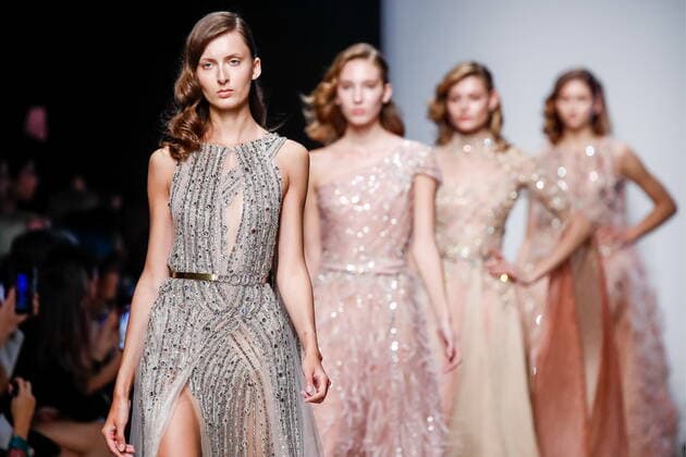 Bilder des Jahres 2019, Entertainment 10 Oktober Entertainment Themen der Woche KW42 Entertainment Bilder des Tages MOSCOW, RUSSIA - OCTOBER 19, 2019: Models showcase creations during a catwalk show for the Spring Summer 2020 collection by Lebanese fashion designer Ziad Nakad at the Mercedes-Benz Fashion Week Russia, at the Manezh Central Exhibition Hall. Artyom Geodakyan TASS  TS0BF91A