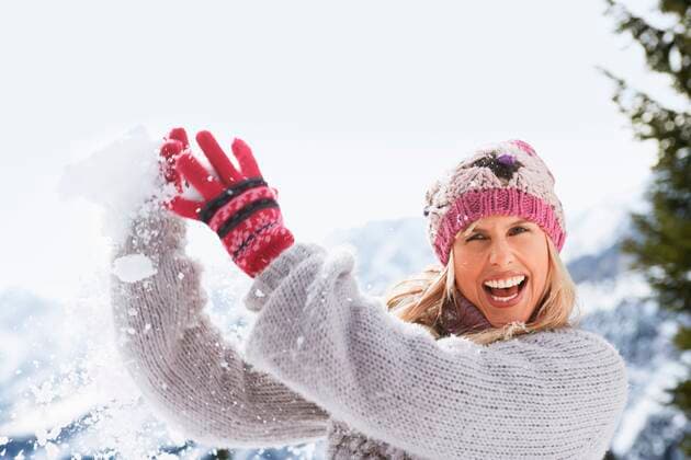 Woman catching snowball,model released, Symbolfoto 03B71174