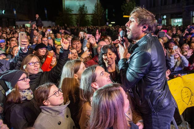 Bilder des Jahres 2019, Entertainment 10 Oktober Entertainment Themen der Woche KW42 Entertainment Bilder des Tages HalleZusammen - Solidaritätskonzert für die Opfer des Anschlags von Halle (Saale) Als Künstler dabei: KLAN, Mark Forster, Alice Merton, Joris, Michael Schulte und Max Giesinger im Bild: Max Giesinger Halle (Saale) 19.10.2019 Foto: Holger John, Halle Saale Sachsen-Anhalt Deutschland *** HalleZusammen Solidaritätskonzert für die Opfer des Anschlag von Halle Saale As artists KLAN, Mark Forster, Alice Merton, Joris, Michael Schulte and Max Giesinger in the picture Max Giesinger Halle Saale 19 10 2019 Photo Holger John, Halle Saale Sachsen Anhalt Germany