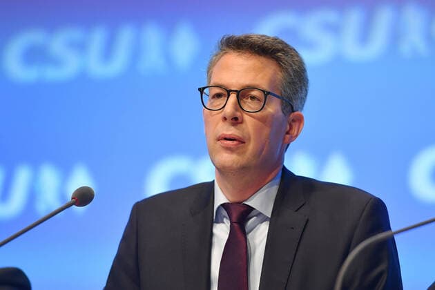 Markus BLUME (Generalsekretaer) betritt die Buehne, Einzelbild,angeschnittenes Einzelmotiv, Portraet,Portrait,Porträt. CSU Parteitag 2019 am 19.10.2019 in Muenchen Olympiahalle.