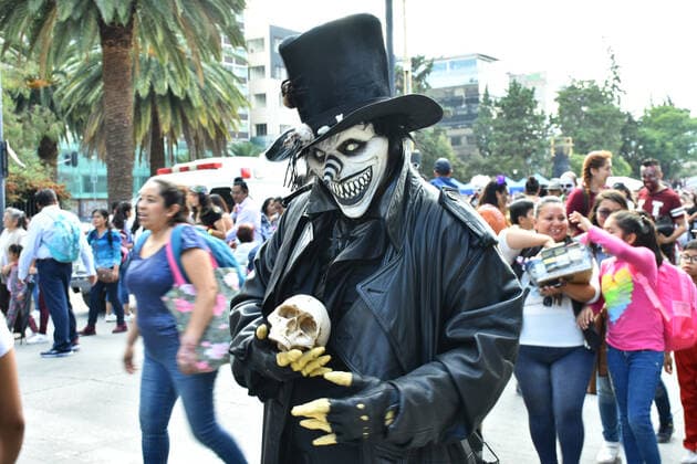 Annual Zombie Walk in Mexico City MEXICO CITY, MEXICO - OCTOBER 19: A participant is seen taking part during the march of annual Zombie Walk at Monumento of Revolucion on October 19, 2019 in Mexico City, Mexico  Copyright: xCarlosxTischlerx EYE_0598